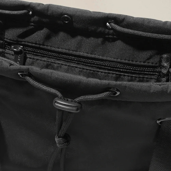 Beyond yoga black convertible gym bag NWT NIB - Picture 5 of 9